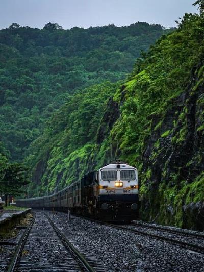 रेलवे में नौकरी का सुनहरा मौका! 6565 पदों पर निकली बंपर भर्ती..