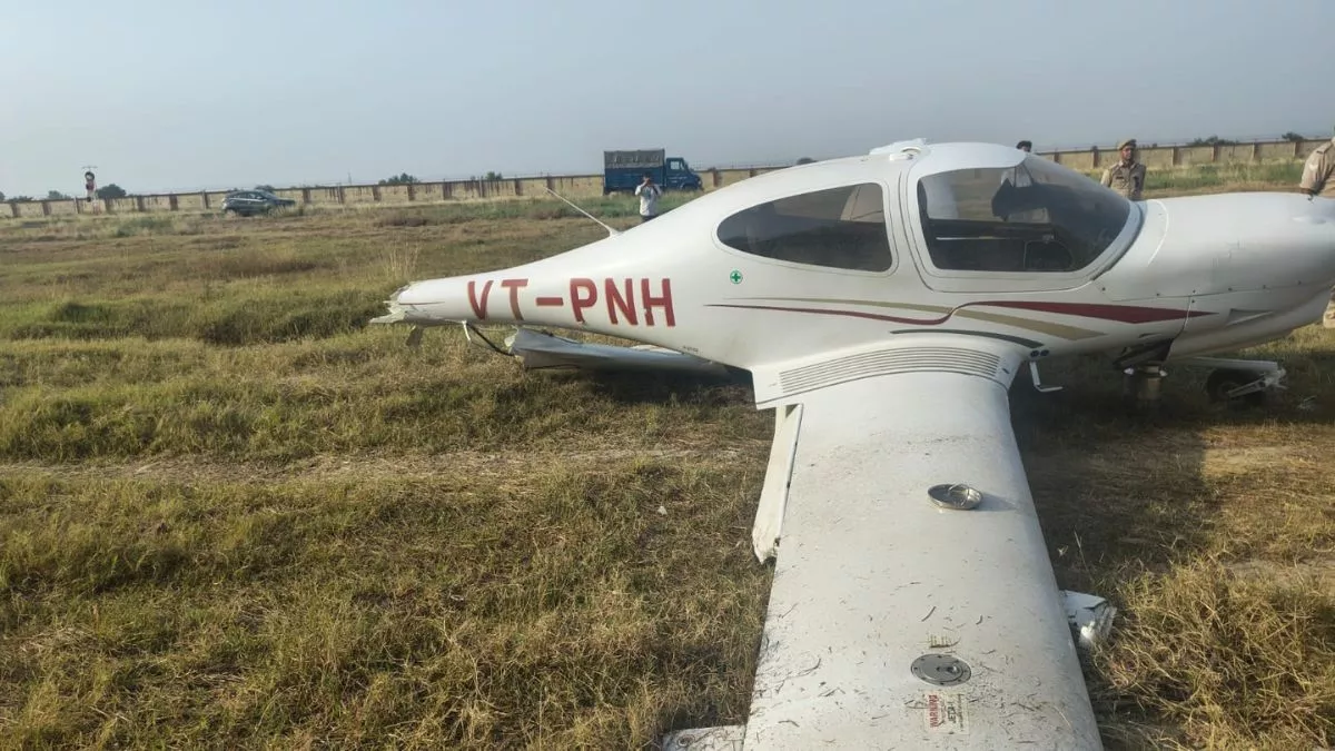 अलीगढ़ धनीपुर एयरपोर्ट पर ट्रेनी एयरक्राफ्ट दुर्घटना से बची