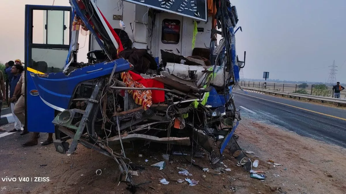 आगरा-लखनऊ एक्सप्रेसवे पर बस हादसा, 21 यात्री घायल