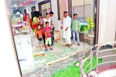 इलेक्ट्रॉनिक शोरूम पर बदमाशों का हमला तोडफ़ोड़ ढाई लाख लूटे