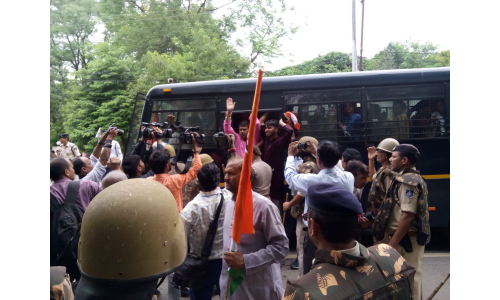 प्रदर्शन कर रहे कांग्रेसियों पर पुलिस ने किया लाठीचार्ज पूर्व विधायक गिरफ्तार देखें विडियो