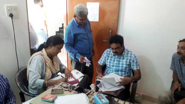 लोकायुक्त छापा  महिला एवं बाल विकास विभाग का क्लर्क निकला करोड़पति