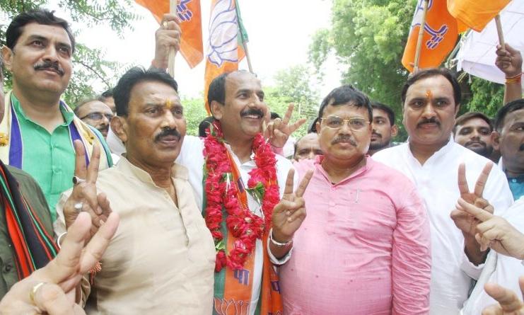 कांग्रेस प्रत्याशी को कांग्रेसियों ने ही हराया भाजपा का बना सभापति