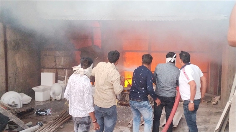 सेनेट्री के गोदाम में घुसा रॉकेट 2 लाख का माल जलकर खाक