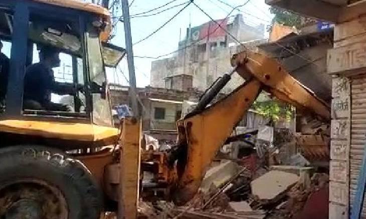 न्यायालय से स्टे मिलने की सेवा नगर में उड़ी अफवाह लोगों ने बंद की तुड़ाई