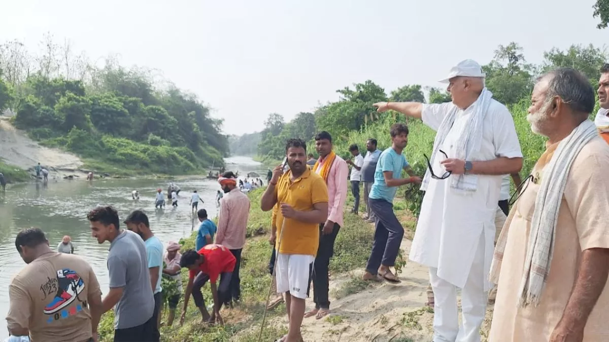 देवरिया: कृषि मंत्री की मौजूदगी में पलटी नाव, मछुआरों ने बचाई जान