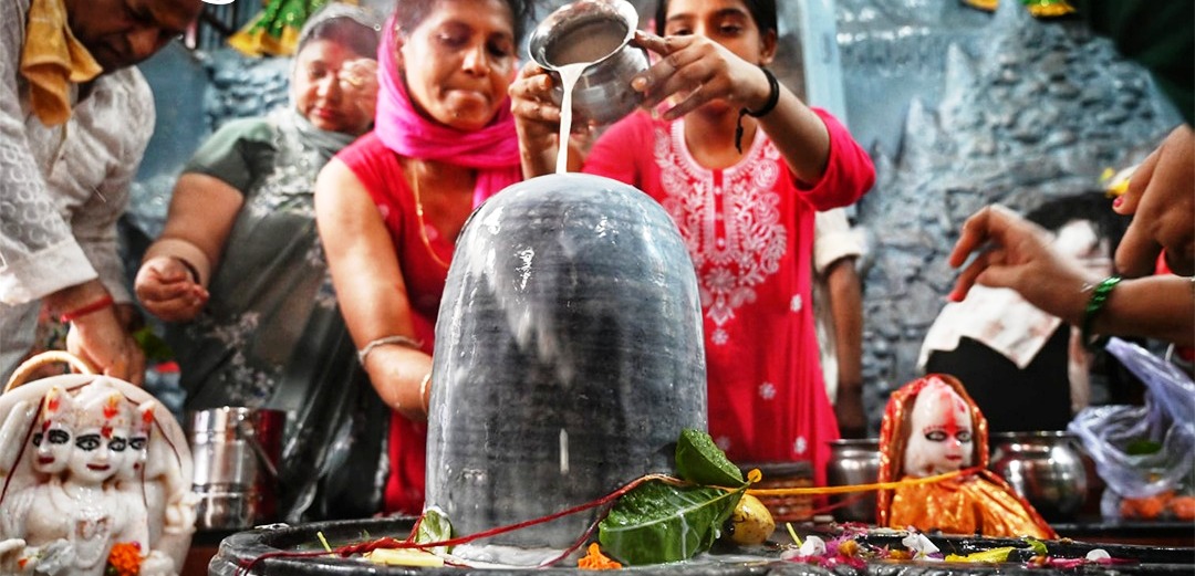 सावन के पहले सोमवार को शिवालयों में उमड़ा श्रद्धा का सैलाब बम-बम भोले के जयकारों से गूंजा वातावरण