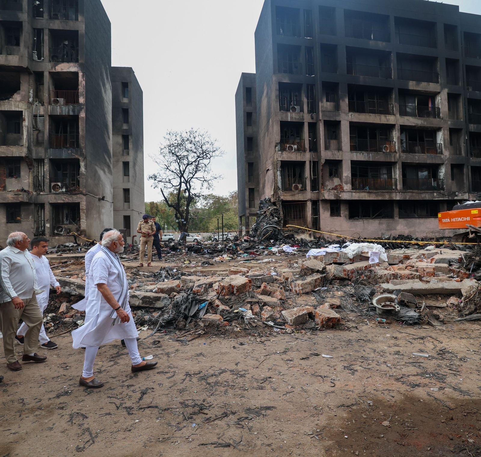 प्रधानमंत्री मोदी ने अहमदाबाद विमान हादसे के स्थल का दौरा किया बोले  तबाही का मंजर दुखद है
