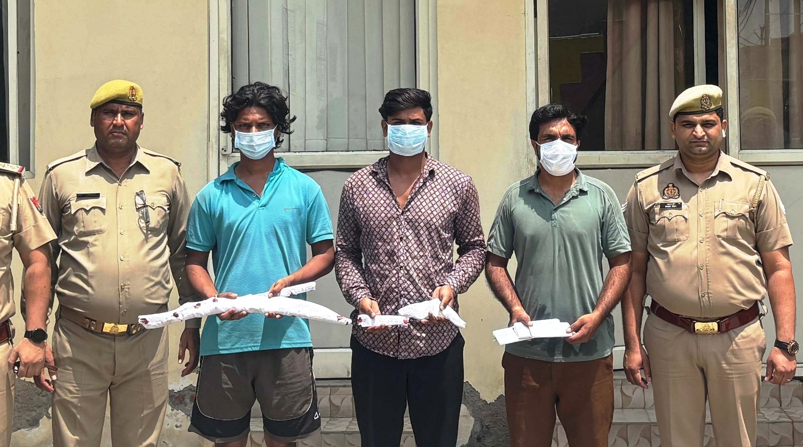 डंडों से युवकों पर हमला कर मोबाइल लूटने वाले तीन बदमाश गिरफ्तार लूट के मोबाइल और तमंचा बरामद