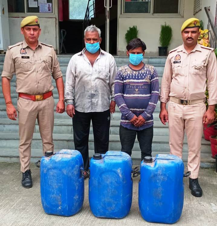 नोएडा में तेल चोरी गिरोह के दो आरोपी गिरफ्तार 150 लीटर सिलिकन ऑयल बरामद