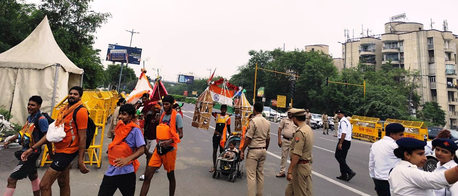 सावन में बढ़ी कांवड़ यात्रा की रफ्तार नोएडा-दिल्ली बॉर्डर पर यातायात पर भारी दबाव