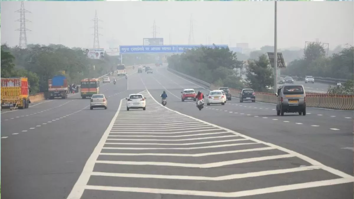 आगरा-लखनऊ एक्सप्रेसवे पर मिनी ट्रक में लगी आग 300 पेटी आम जलकर खाक