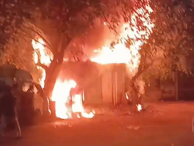 नोएडा सेक्टर-10 में फर्नीचर कंपनी में लगी भीषण आग तीन दमकल गाड़ियों ने पाया काबू 