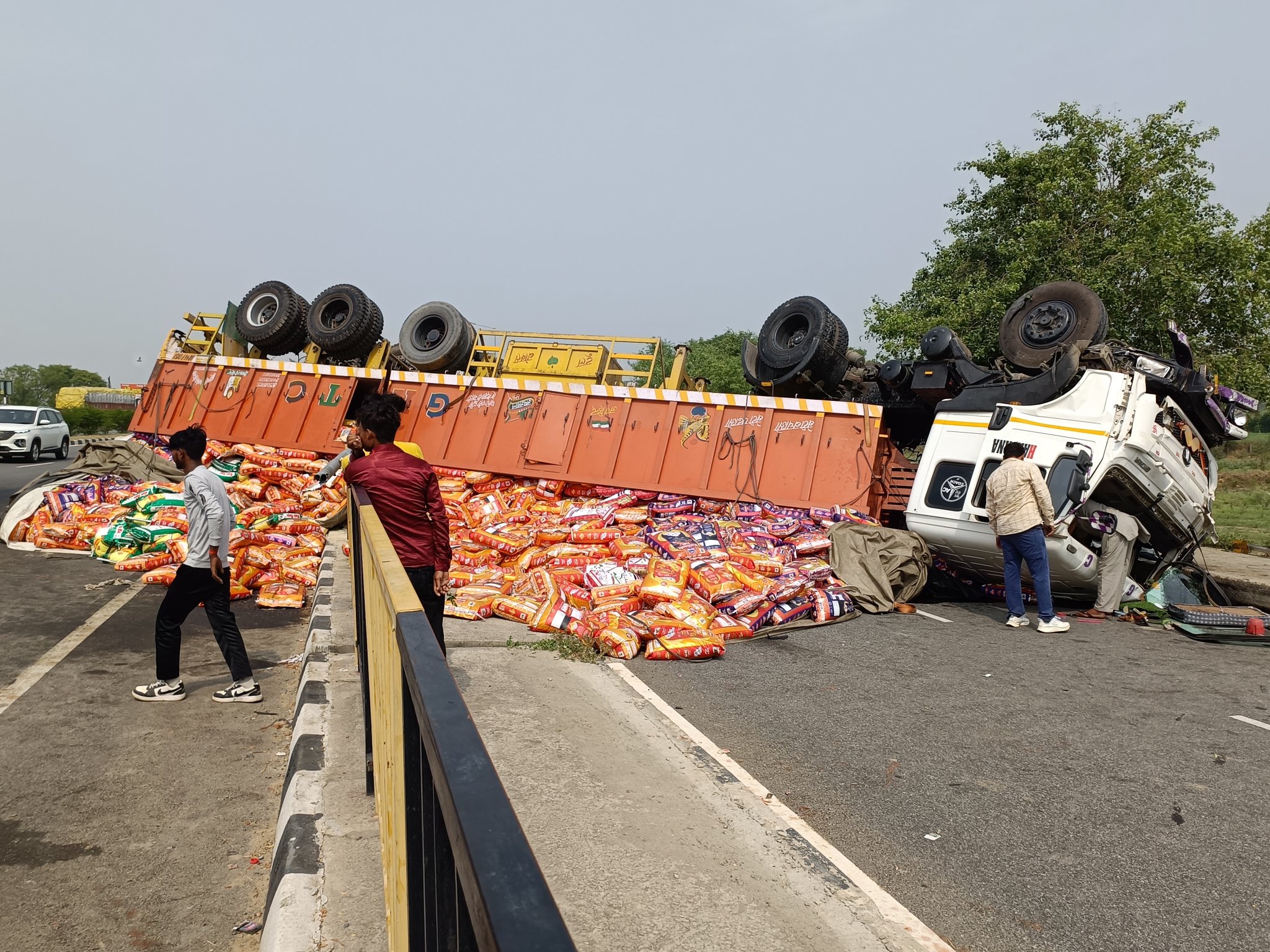 हापुड़ हाईवे पर चावल से भरा ट्रक पलटा टायर फटने से हुआ हादसा