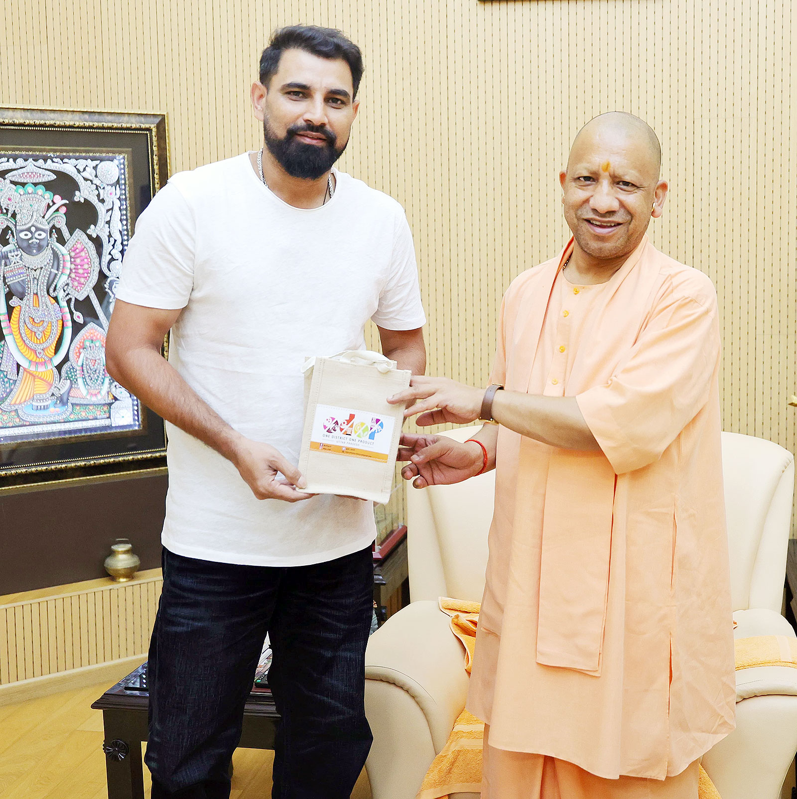 सीएम योगी से मिले मोहम्मद शमी जान से मारने की धमकी के बाद हुई शिष्टाचार भेंट