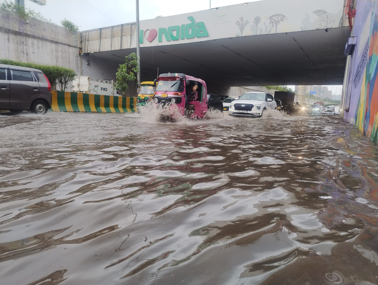 मानसून की मार से उभरा सिस्टम का सच नोएडा-ग्रेटर नोएडा फिर जलमग्न