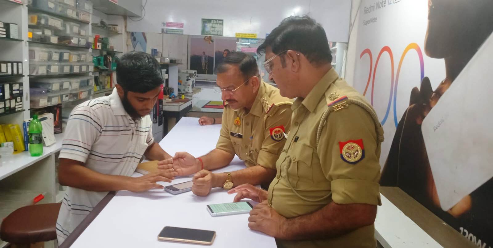 नोएडा में ऑपरेशन तलाश जारी मोबाइल दुकानों पर पुलिस की सख्ती तेज
