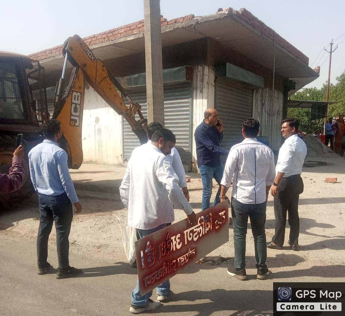 नोएडा प्राधिकरण का बुलडोजर मोड ऑन अवैध इमारतों पर लाल निशान भूमाफियाओं की अब खैर नहीं