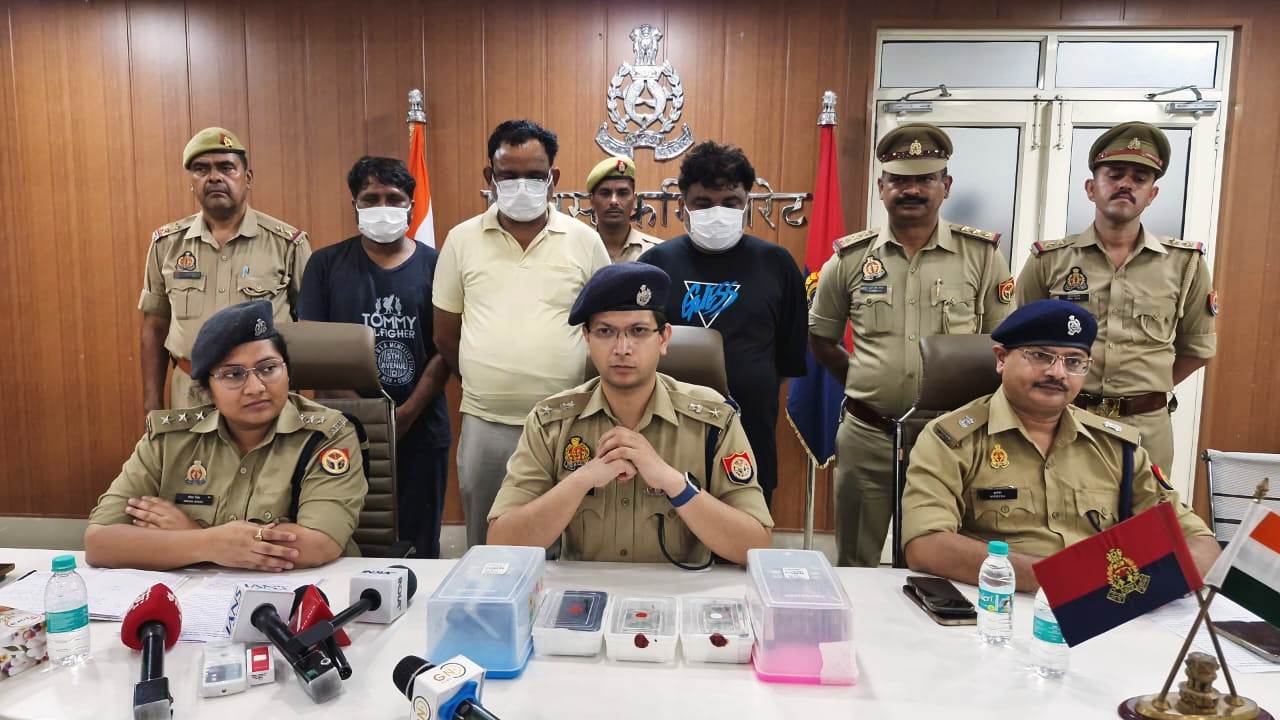 नोएडा में 12 लाख रुपये की ठगी छोटे नोट के नाम पर रचा गया बड़ा खेल 3 लग्जरी कारें और 483 लाख कैश बरामद