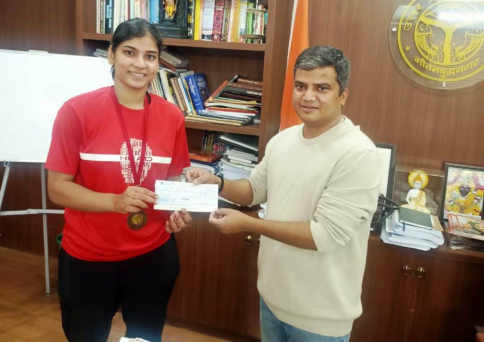 राष्ट्रीय खेलों में स्वर्ण पदक जीतने पर बैडमिंटन खिलाड़ी सोनाली सिंह को डीएम ने किया सम्मानित