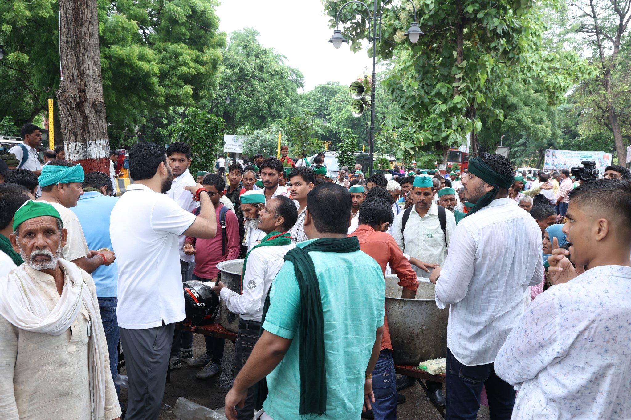 नोएडा-ग्रेटर नोएडा विभिन्न स्थानों पर जुटने लगी किसानों की भीड़  ट्रैफिक बाधा