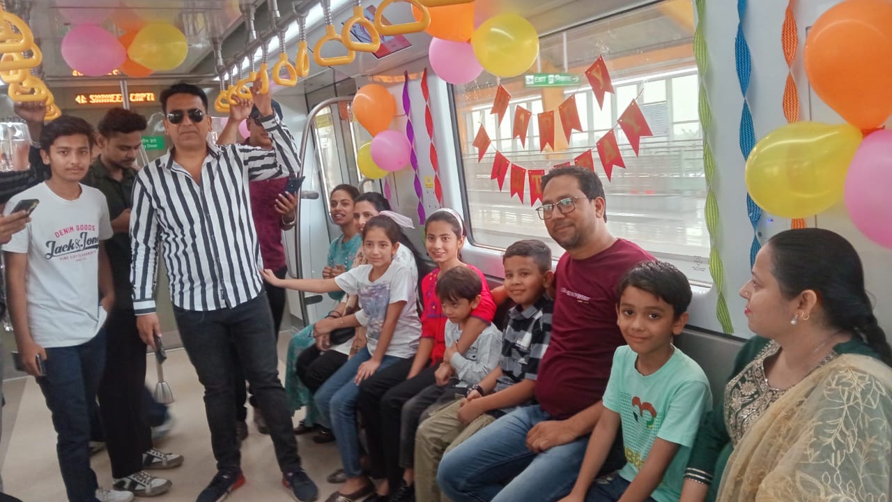 चाहे बर्थडे हो किटी पार्टी या प्री-वेडिंग शूट अब यूपी मेट्रो बना रहा है आपके सफर को और भी खास 