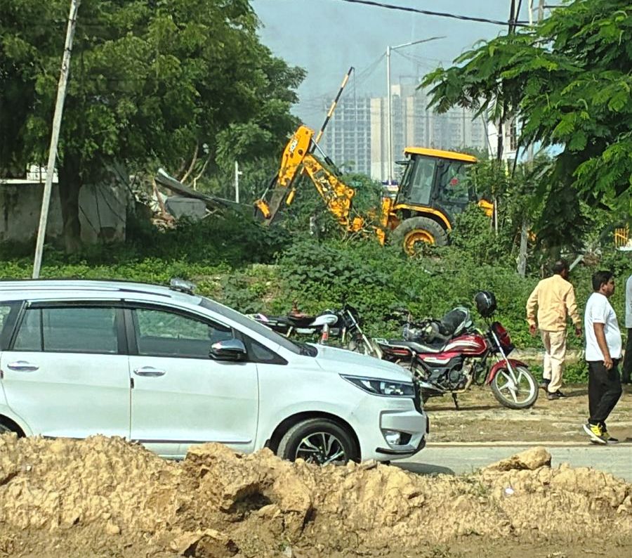 सुबह सुबह चला प्राधिकरण का बुलडोजर 130 मीटर रोड पर अवैध अतिक्रमण हटाया गया ग्रीन बेल्ट को दिलाई राहत