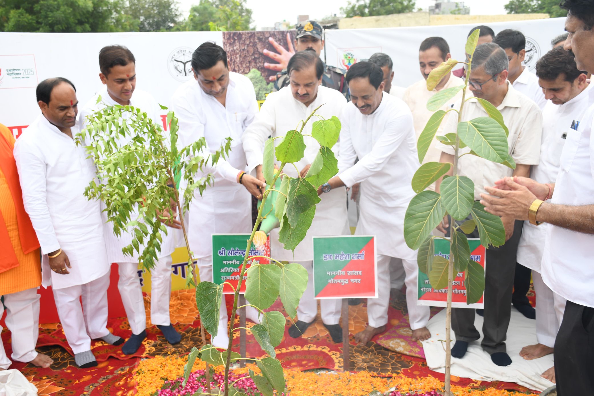 नोएडा में वृक्षारोपण महाअभियान 2025 की भव्य शुरुआत