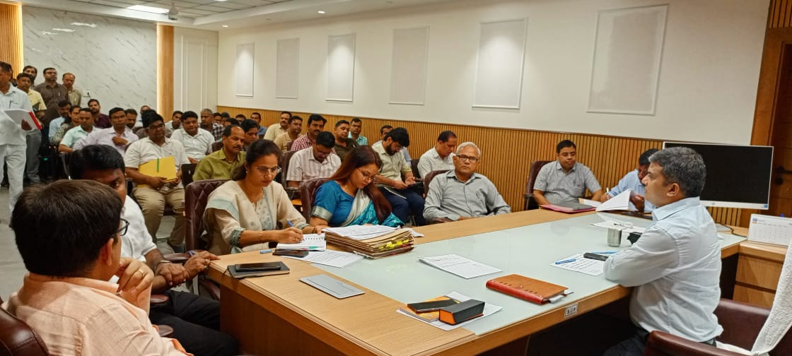 नोएडा आईजीआरएस शिकायतों पर लापरवाही भारी पड़ी डीएम ने 18 अधिकारियों का वेतन रोका