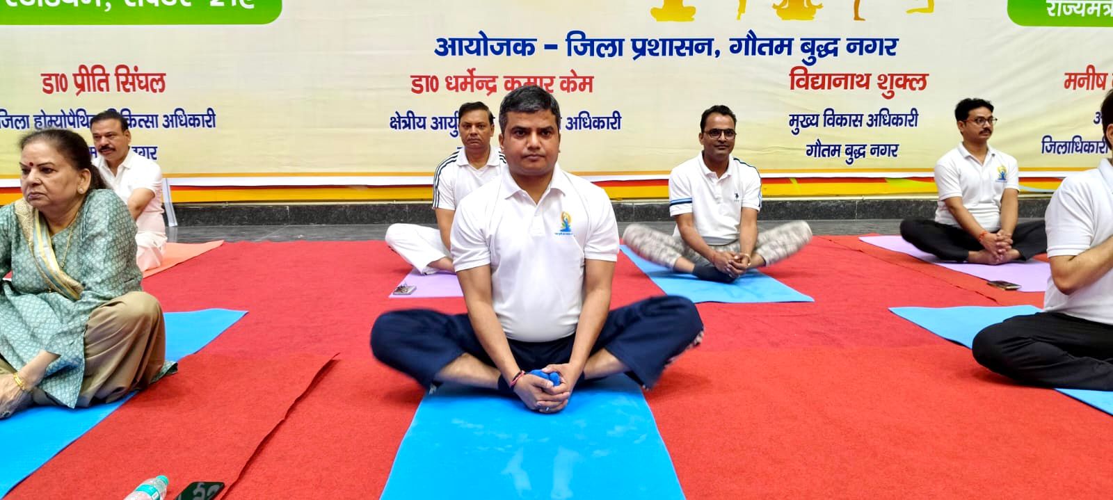गौतमबुद्ध नगर जिला प्रशासन की ओर से अंतर्राष्ट्रीय योग दिवस 2025 का भव्य आयोजन