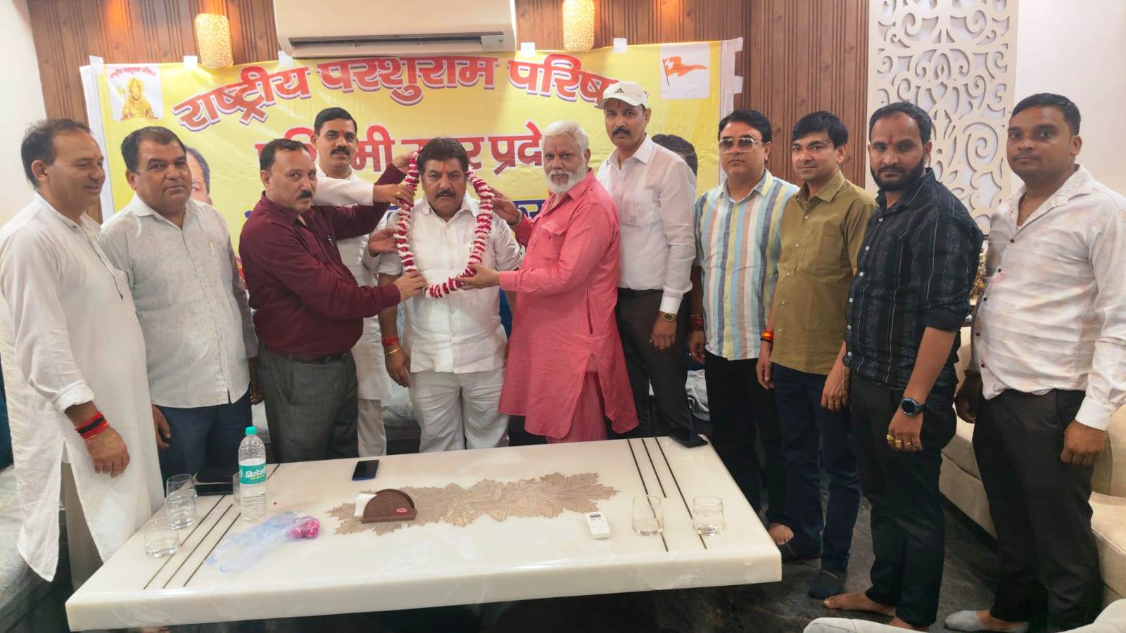 राष्ट्रीय परशुराम परिषद ने गरीब बच्चों को बांटे स्कूल बैग
