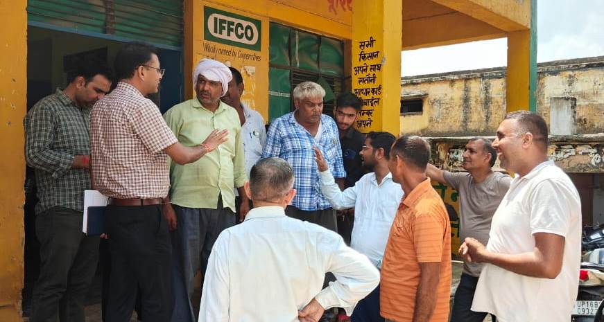 ग्रेटर नोएडा उर्वरक विक्रेताओं के खिलाफ प्रशासन की बड़ी कार्रवाई 28 प्रतिष्ठानों पर छापेमारी 4 को नोटिस