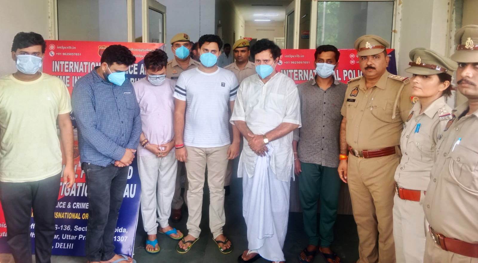 गजब टोपीबाज पुलिस को देखकर भागी ‘पुलिस’ नोएडा में किराए के मकान से चल रहा था फर्जी थाना
