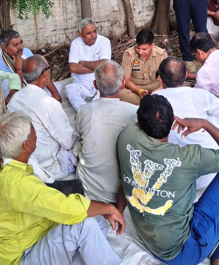ग्रेटर नोएडा किसानों ने यूनिवर्सिटी के खिलाफ किया प्रदर्शन