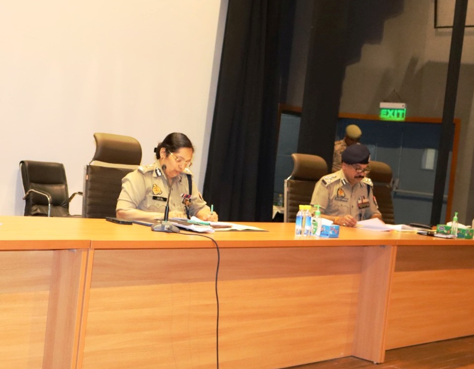 अपराध नियंत्रण पर कमिश्नर नाराज   छह चौकी प्रभारी सस्पेंड थानेदारों को चेतावनी