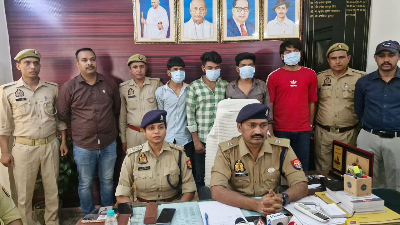 ग्राइंडर ऐप पर दोस्ती फिर मीटिंग के बहाने लूट – हथियारबंद गैंग का भंडाफोड़ चार गिरफ्तार