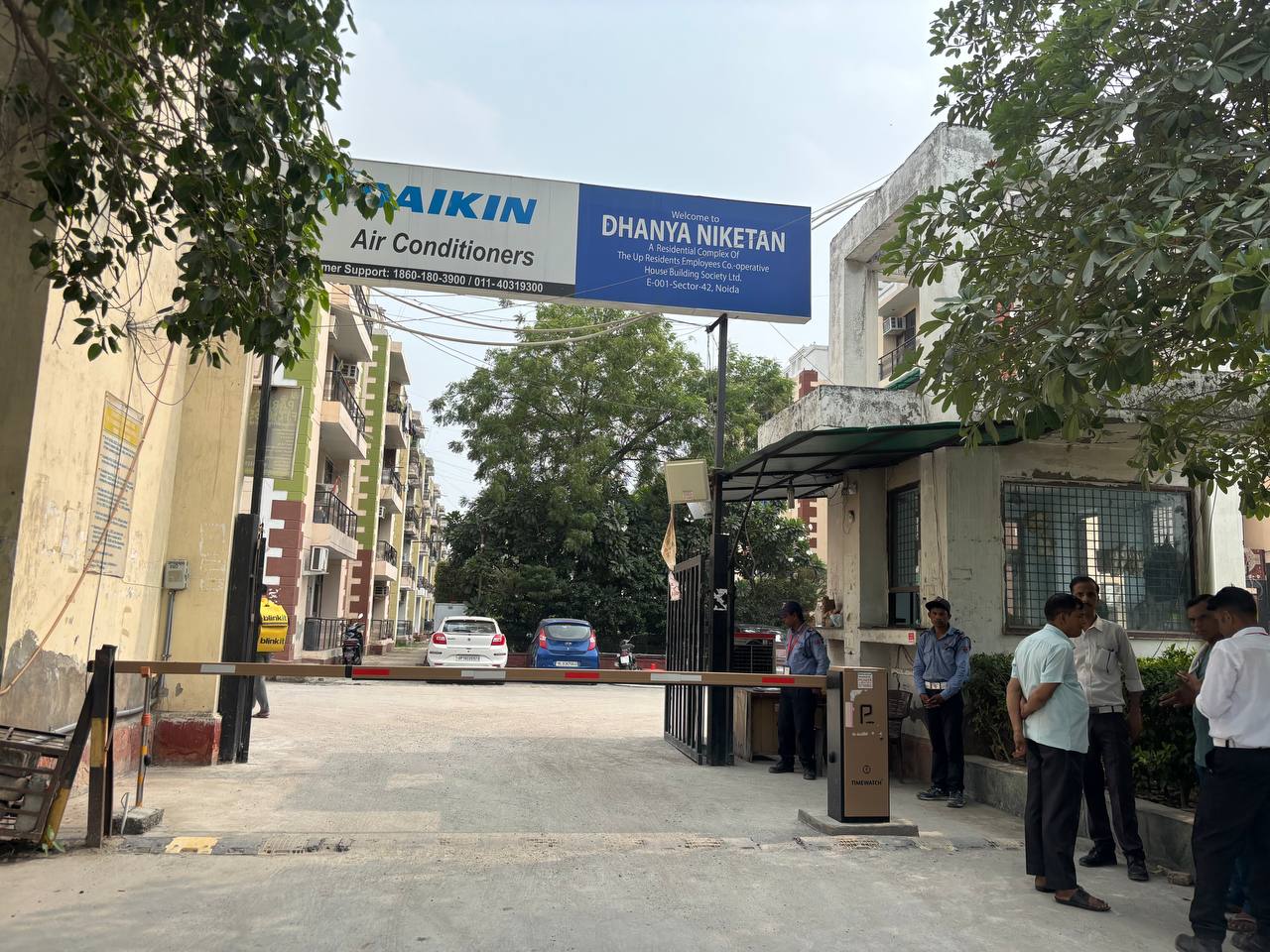 नोएडा में पुलिस चौकी के सामने ही लाखों की चोरी सुरक्षा व्यवस्था पर उठे सवाल