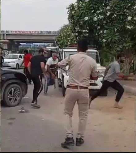 गलगोटिया विश्वविद्यालय के पास हुई भीषण झड़प 10 लोग घायल
