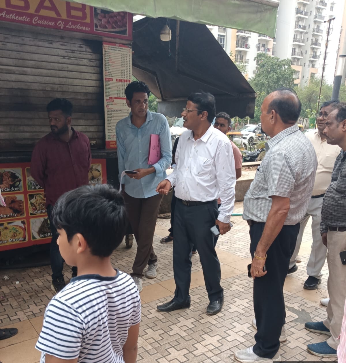 ग्रेटर नोएडा अजनारा होम्स सोसायटी में अवैध गतिविधियों पर बड़ी कार्रवाई 4 कियोस्क सील 9 रेहड़ियां जब्त