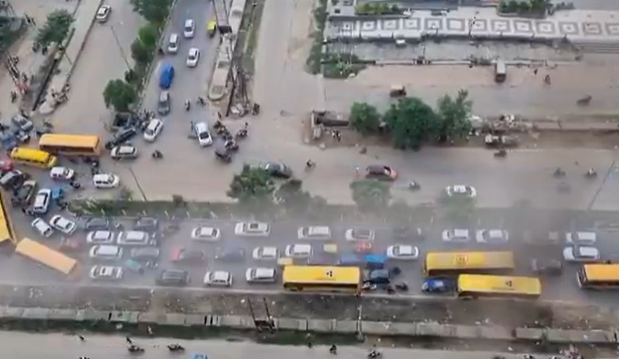 ग्रेटर नोएडा वेस्ट सेक्टर 16b स्थित ग्रीन आर्च अपार्टमेंट के सामने जाम से लोग परेशान स्कूल बसें भी फंसीं