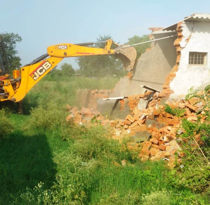 भनौता गांव में 65 हजार वर्ग मीटर भूमि पर फैले अवैध निर्माण ध्वस्त