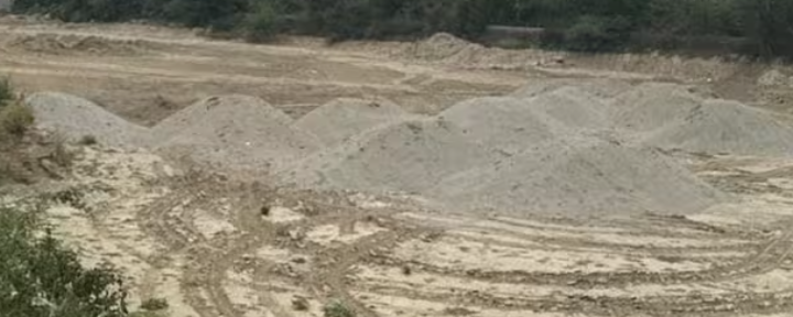 नोएडा खनन माफिया का आतंक एक रात में सैकड़ों ट्रकों से सरकारी मिट्टी की चोरी