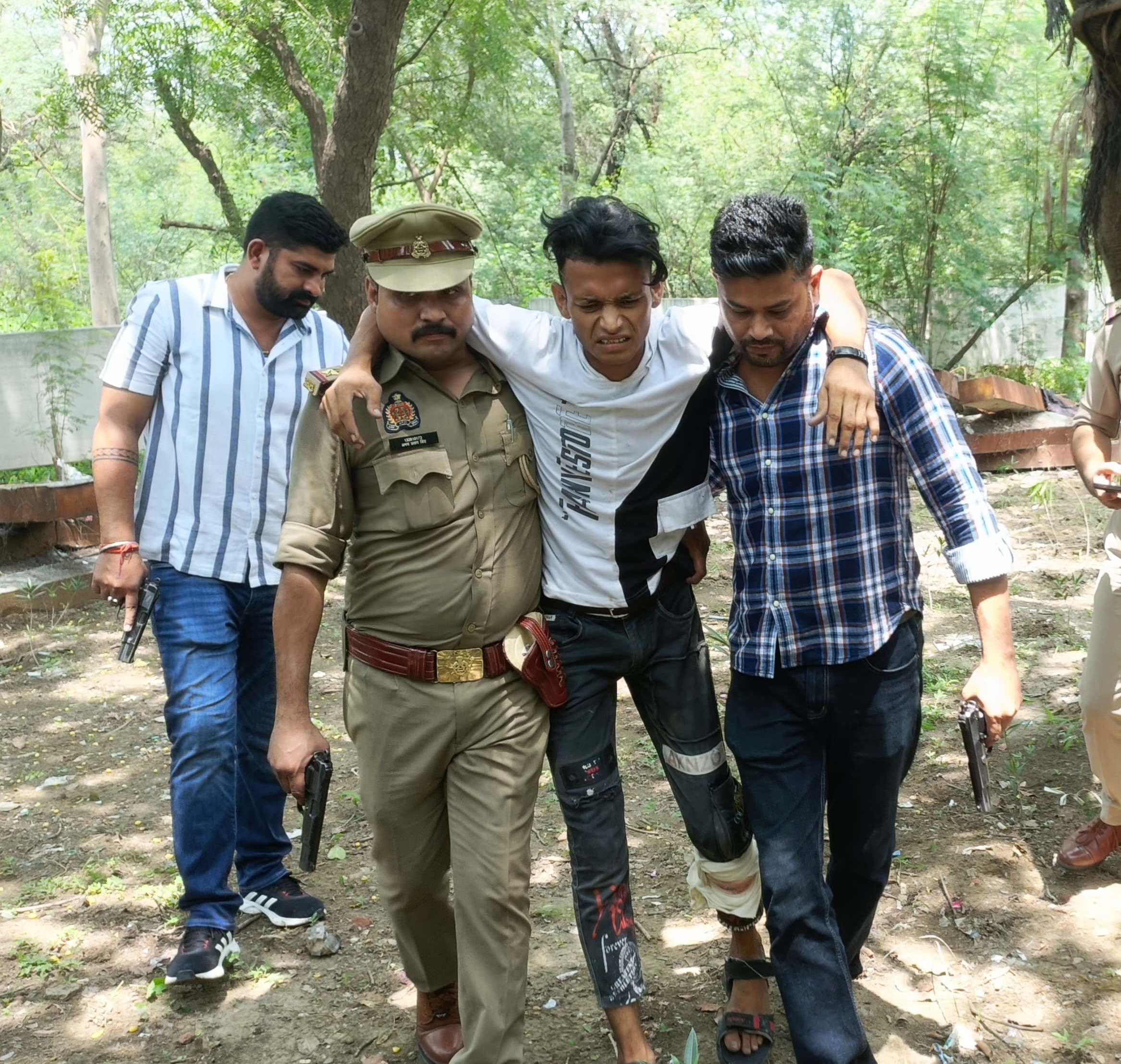 नोएडा में मुठभेड़ के बाद लुटेरा घायल बोला – अब कभी नहीं आऊंगा नोएडा साहब छोड़ दो