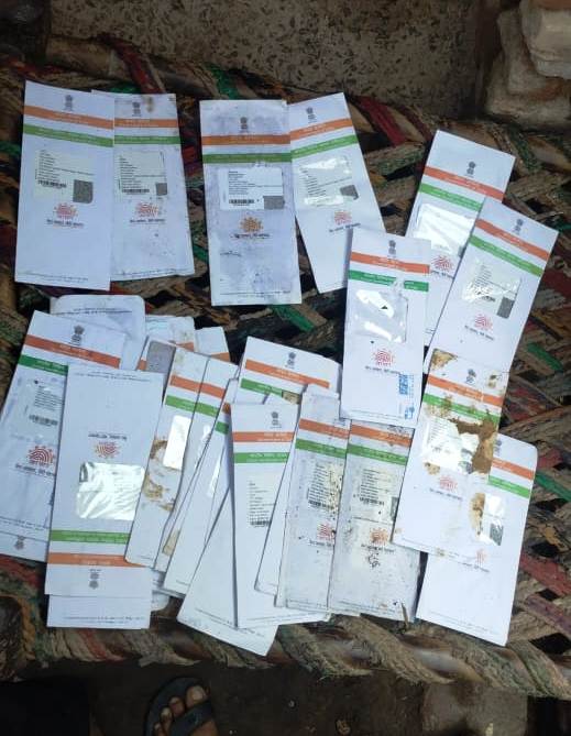 ग्रेटर नोएडा में लापरवाही की हद दनकौर पोस्ट ऑफिस के बाहर नाली में बहते मिले सैकड़ों आधार कार्ड