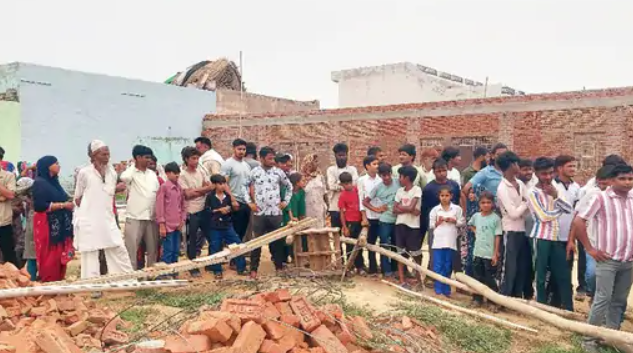 करंट लगने से किसान की मौत बिजली विभाग की लापरवाही पर परिजनों का फूटा गुस्सा