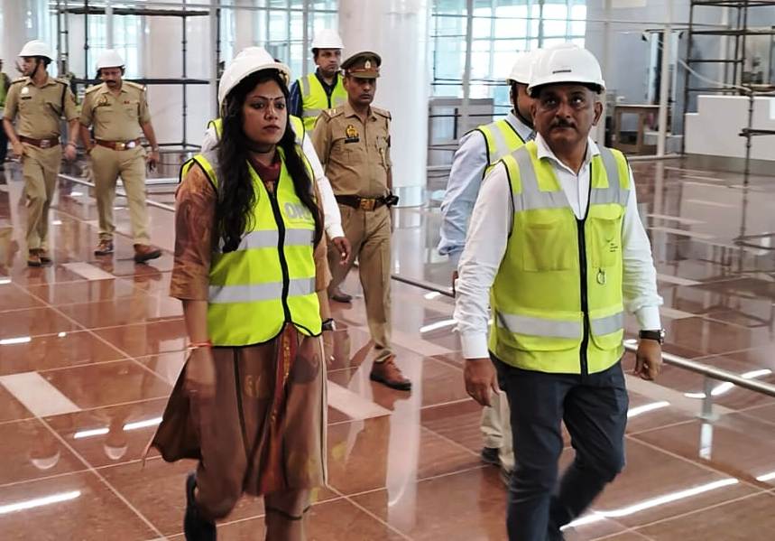 नोएडा इंटरनेशनल एयरपोर्ट का डीएम मेधा रूपम ने किया निरीक्षण समयबद्ध और गुणवत्ता आधारित कार्यों पर जोर