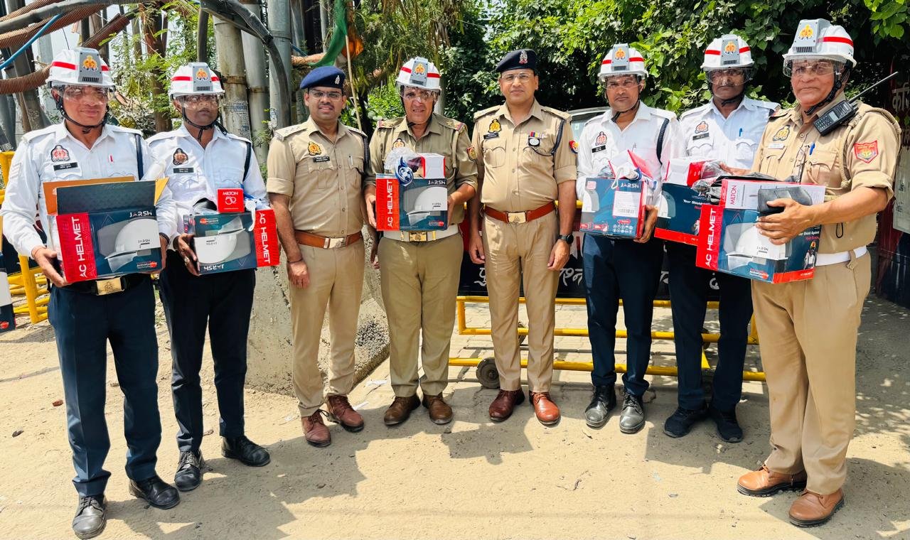 ट्रैफिक पुलिसकर्मियों को मिला एसी हेलमेट चिलचिलाती गर्मी में अब सड़कों पर मिलेगी राहत