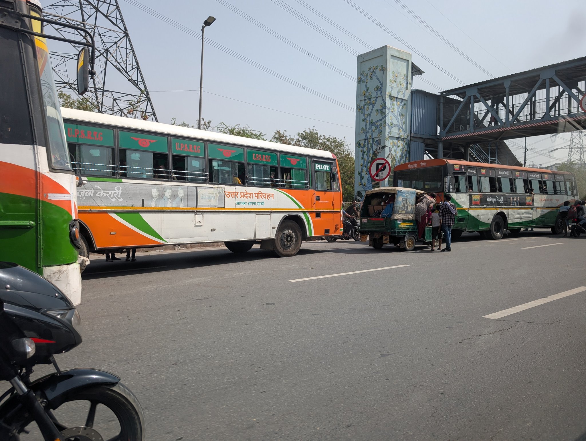नोएडा डग्गामार बस माफियाओं का आतंक प्रशासन मूकदर्शक
