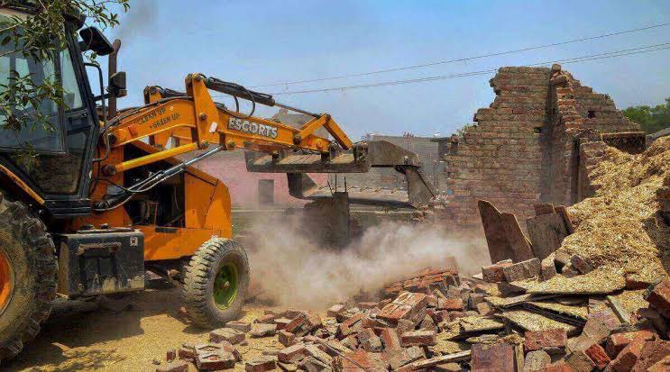 झुग्गियों पर चली बुलडोज़र की आहट राजधानी दिल्ली की 675 बस्तियां संकट में तुगलकाबाद टॉप पर