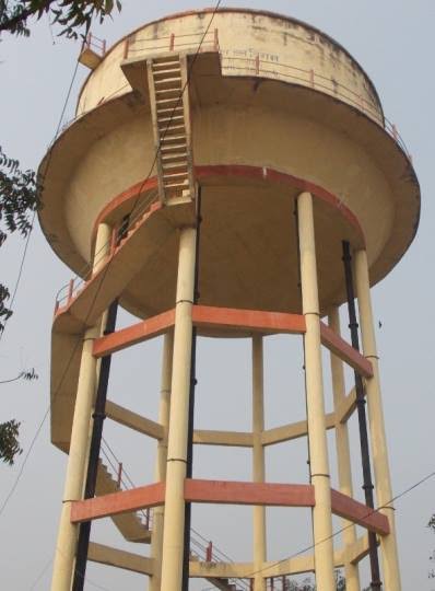 नोएडा के कई सेक्टरों में गंगाजल सप्लाई ठप पानी के लिए मची होड़